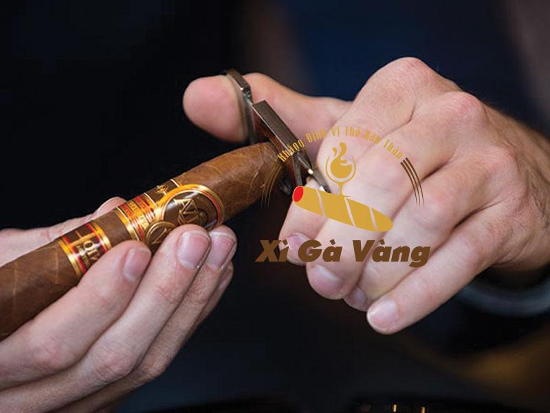 Nên sử dụng dụng cụ cắt xì gà chuyên dụng